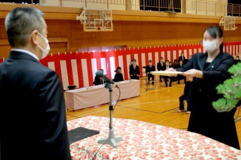 青森県立鰺ヶ沢高等学校の卒業式に招待されました。 市民風力発電 Community Wind Power